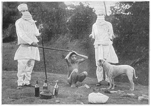 Wijding van een aanstaand priester. De hond mag er niet bij ontbreken.