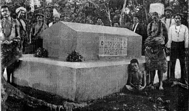 The tomb of Stevenson on Væa Mountain