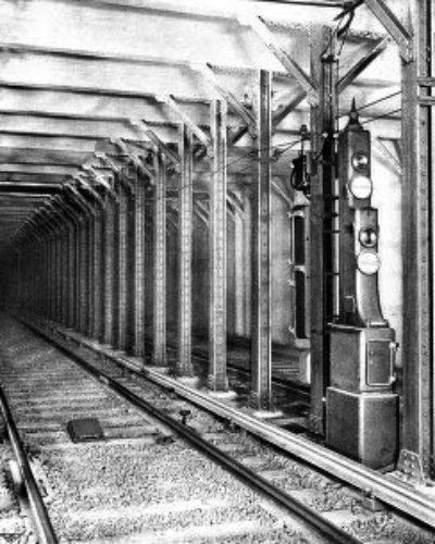 FRONT VIEW OF BLOCK SIGNAL POST, SHOWING LIGHTS, INDICATORS AND TRACK STOP