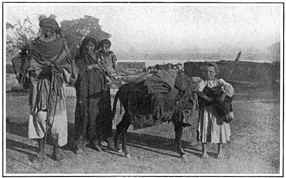 Een Afghaan van over de grens met zijn gezin.