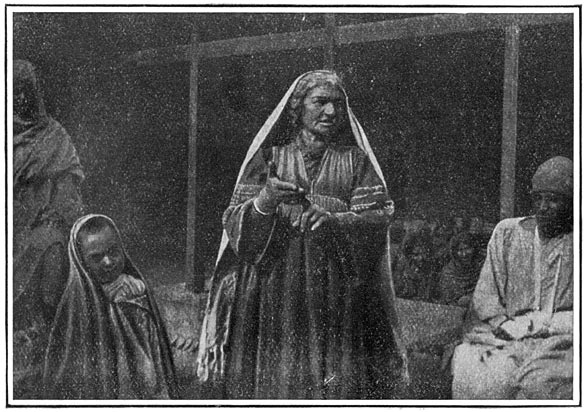 Oude vrouw, die vertelt van bloedwraak in haar familie.