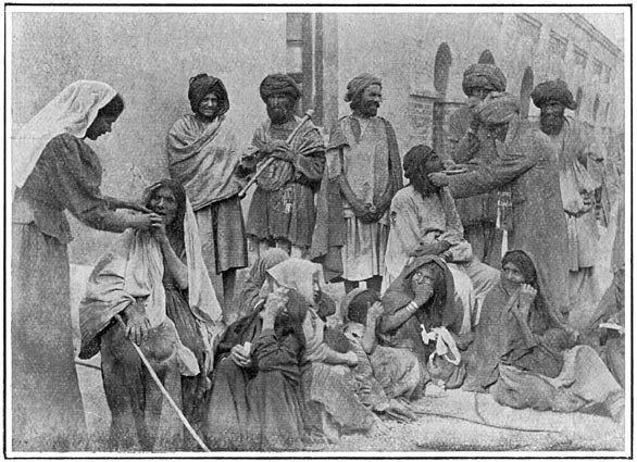 Groep buitenpatiënten in het zendingshospitaal.