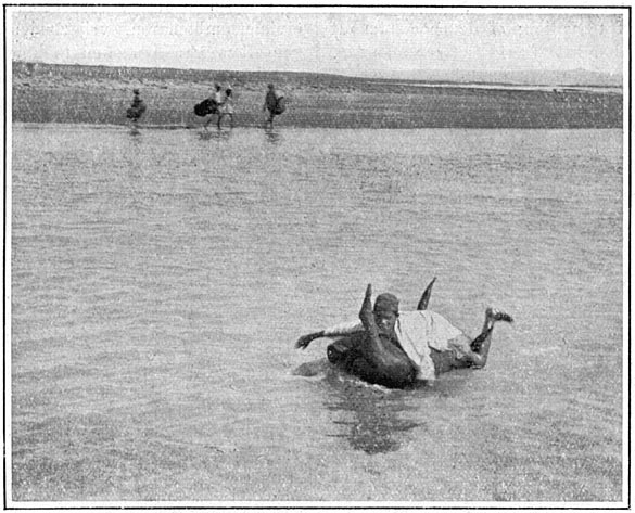 Met een opgeblazen dierenhuid over de Indus.