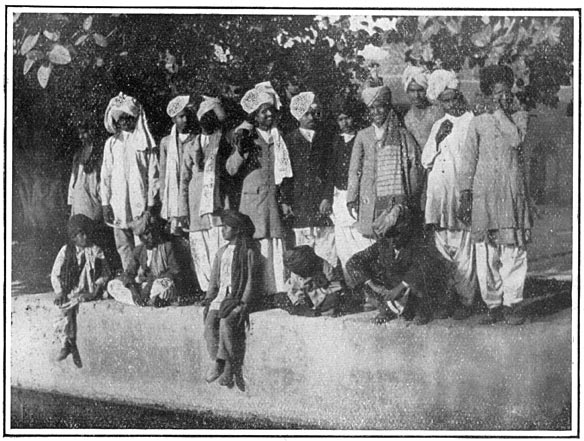 Groep studenten van de zendingspost te Bannoe.