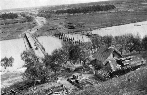 Am Ufer des Narew bei Rozan. Vorn ein zerstörtes Gehöft.