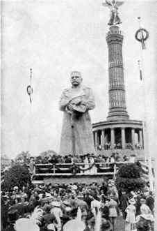 Der “Eiserne Hindenburg” vor der Siegessäule.