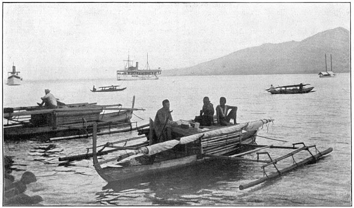 Gouvernementsstoomer en prauwen voor Ternate.