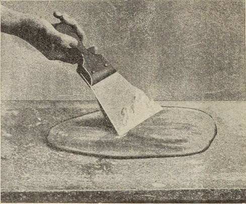 photograph--spreading out fondant with spatula