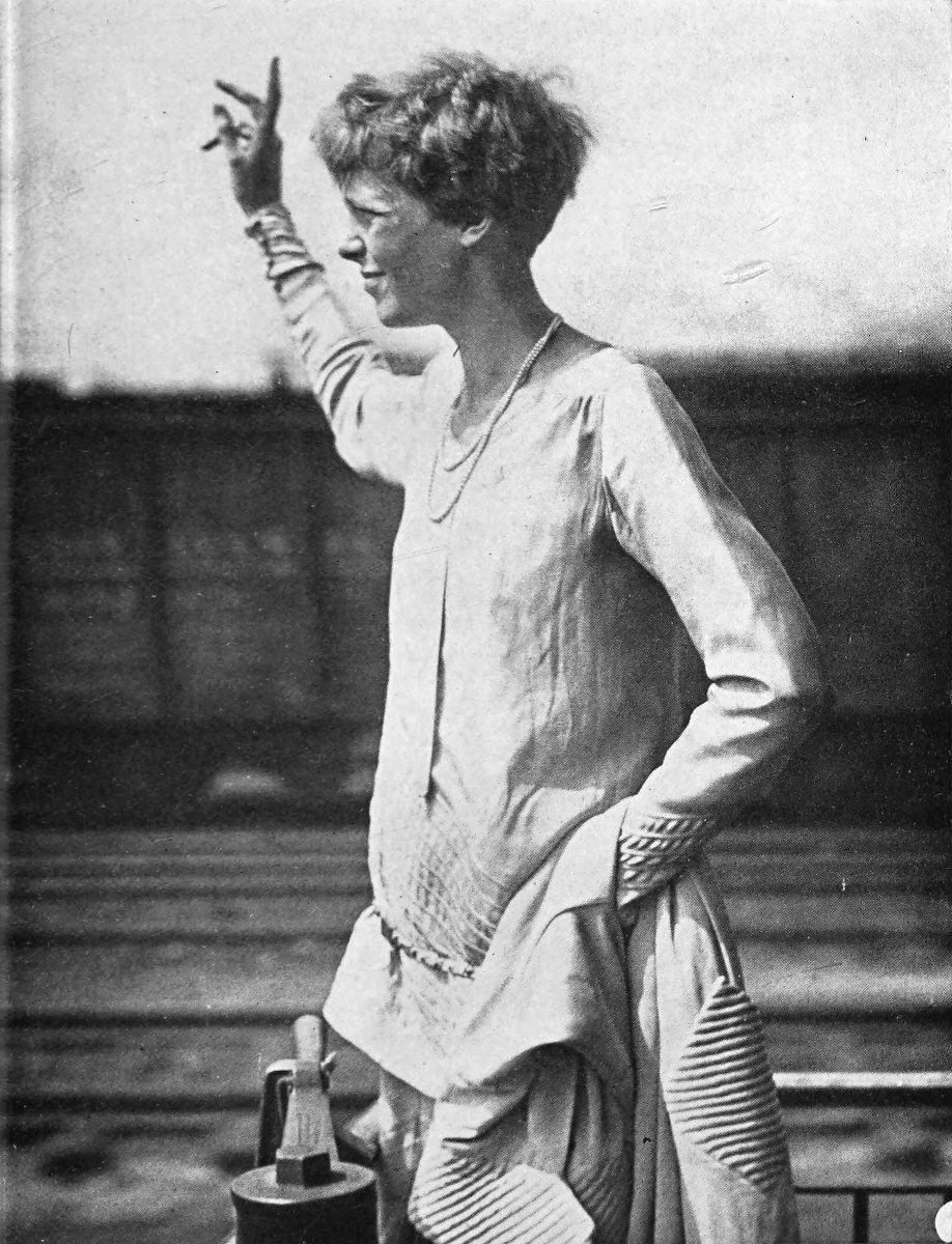 Photo medium outdoor shot of Earhart waving