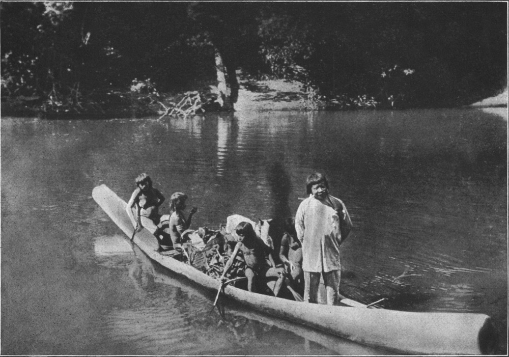 Caripunas-Familie auf dem   Fluss