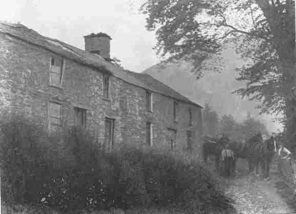 Y Gof.  &ldquo;Gewynnau ei fraich sydd mor galed a&rsquo;r dur,Ei galon, er hynny, sydd dyner a phur.&rdquo;