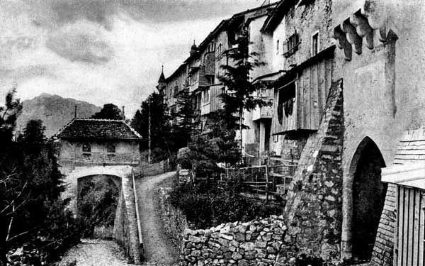 FORTIFIED HOUSES&mdash;NORTH WALL