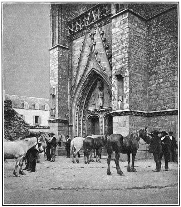 Paardenmarkt v&oacute;&oacute;r de kerk te Carhaix.