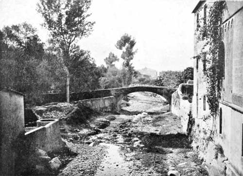 CALCI &mdash; VEDUTA DEL TORRENTE ZAMBRA COL PONTE VECCHIO. (Fot. Alinari).