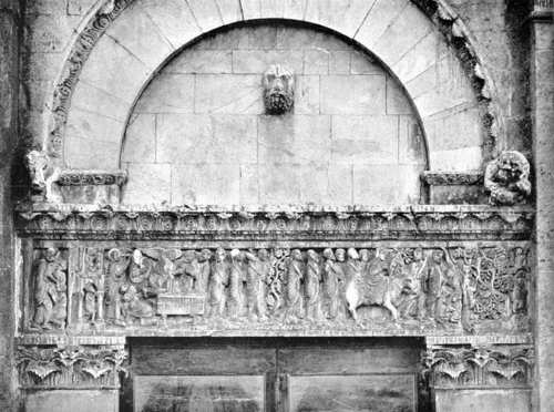 CHIESA DI S. CASSIANO A SETTIMO &mdash; ARCHITRAVE DELLA PORTA PRINCIPALE. (Fot. Alinari).