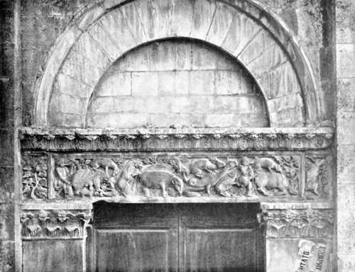 CHIESA DI S. CASSIANO A SETTIMO &mdash; ARCHITRAVE DI UNA PORTA LATERALE. (Fot. Alinari).