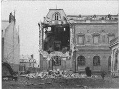 MUSEUM:

RIGHT WING
OF REAR
FAÇADE
DAMAGED
BY AERIAL
TORPEDO
IN 1918.