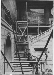 DETACHING
THE MURAL
PAINTINGS
BY PUVIS
DE CHAVANNES
DURING THE
BOMBARDMENTS
IN 1918.