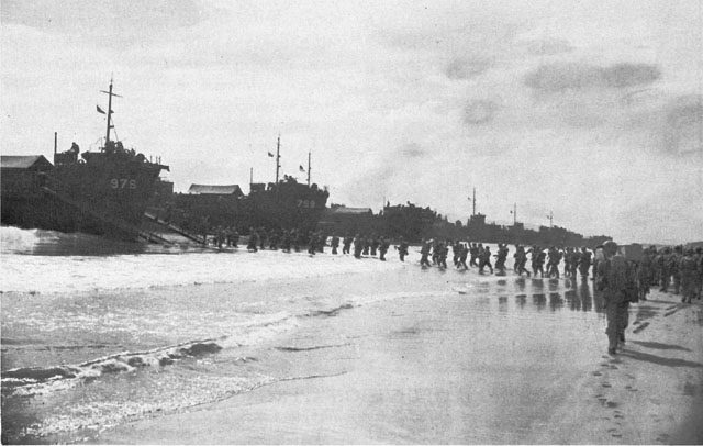 TROOPS OF THE 77TH DIVISION BOARD LCI&rsquo;S AT TARRAGONA